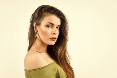 Şehvetli görünüş. Moda modeli. Kadın güzelliği ve moda. Doğal makyajlı bir kız. Yaz trendleri. Yüz, vücut ve saç bakımı ürünleri. Beyaz arka planda seksi bir kadın. Kozmetik ve cilt bakımı