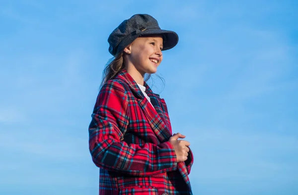 Franskt lättvindigt mode. glad tonåring flicka i rutig jacka. Vår unge mode stil. barn med lockigt hår bär trendig hatt. Begreppet skönhet. barndoms lycka. parisisk retrolook — Stockfoto