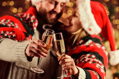 Yetişkinlere içki. Ev partisi. Köpüklü şarap bardakları yakın. Neşeli bir atmosfer. Birbirine aşık çiftler Noel kutlamalarının tadını çıkarırlar. Mutlu yıllar. Mutlu noeller. Birlikte Noel 'i kutluyoruz.