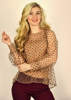 Moda saç kesimi. Uzun, parlak saçlı, sarışın bir manken. Güzellik Salonu. Güzel ve seksi bir kızın portresi. Sıradan tarzda şık bir kadın. Kıyafet mağazası modası. Kendine güvenini ve çekiciliğini. Moda görünüyor