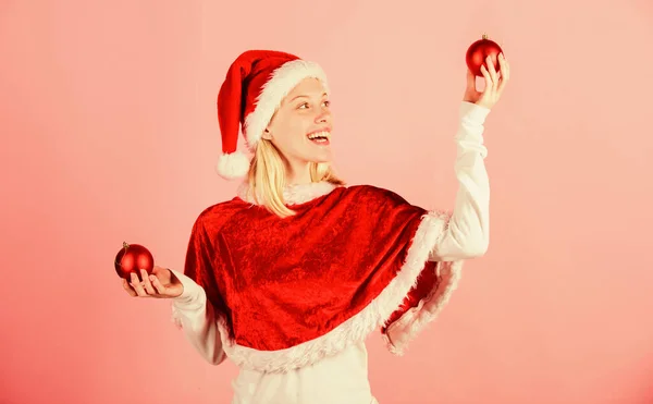 Mädchen glücklich tragen Weihnachtsmann Kostüm feiern Weihnachten halten Ball Dekor rosa Hintergrund. Frohe Weihnachten und ein gutes neues Jahr. Konzept zur Weihnachtsvorbereitung. Lasst uns Spaß haben. Lieblingszeit Weihnachten — Stockfoto