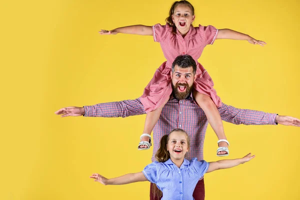 Csak nyugi. Szakállas apa két kislánnyal. A gyerekek szeretik az apjukat. gyerekek apuval. Nemzetközi Gyermeknap. Boldog gyermekkort. családi értékek. Apák napja. boldog családi koncepció — Stock Fotó