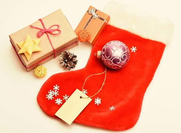 小礼物：小礼物、小礼物、小礼物、小礼物。圣诞袜子白色背景图.袜子里塞满礼物或礼物。圣诞长袜的内容。圣诞节庆祝活动 — 图库照片