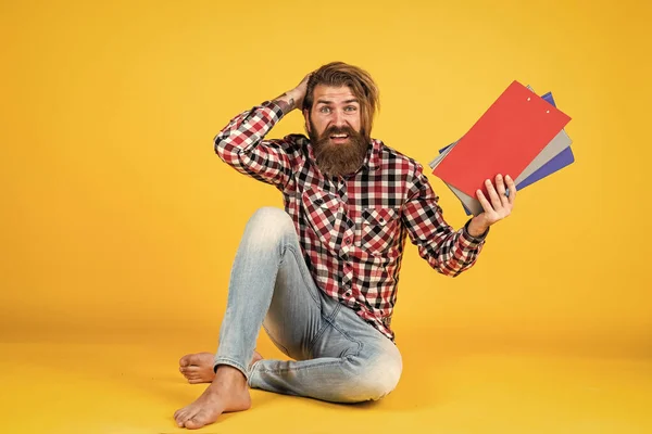 Mi sento così stanca. troppo lavoro. Bella allegra bella agente immobiliare tenendo cartella ed esprimendo positività. persone e concetto aziendale. prendere appunti su carta. pianificando il suo weekend — Foto Stock