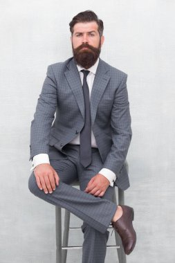 Adalet ve adalet. Şık ve resmi. Sakallı adam resmi takım elbise giyer. Zarif avukat sandalyeye oturur. İş toplantısı. Resmi bir etkinlik. Sakallı ve bıyıklı kendine güvenen bir avukat. Avukatın.