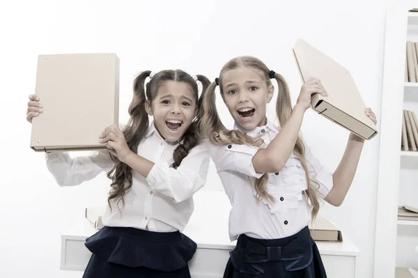 Proyecto exitoso. Las niñas se divierten en la escuela. Los niños pequeños terminaron el proyecto exitoso. No seas travieso. — Foto de Stock