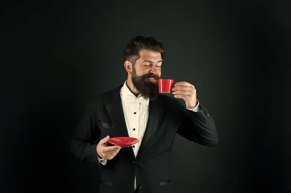Buvez pour démarrer sa matinée. Hipster boire café fond balck. Homme d'affaires profiter de pause boisson. Une boisson chaude. L'heure du café. Bonjour. — Photo