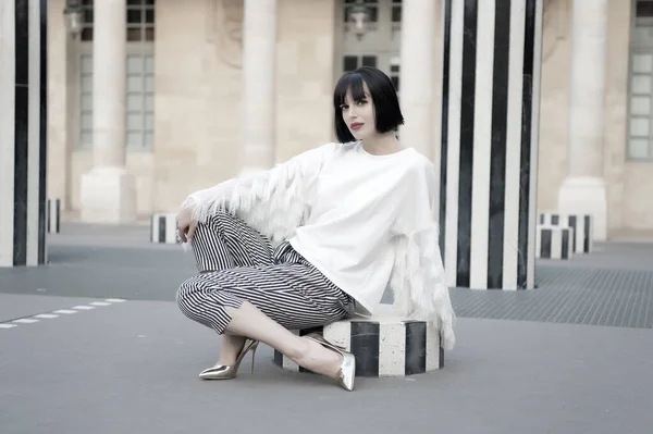 Hermosa joven sentada al aire libre en París, Francia — Foto de Stock