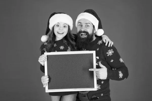 Happy Hour Konzept. Weihnachtsmann. Papa und kleines Mädchen mit Kreidetafel. Weihnachtswünsche. Vater Tochter Tafel Kopierraum. Winterschlussverkauf. Shopping-Saison. Saisonverkauf. Weihnachtsrabatt — Stockfoto