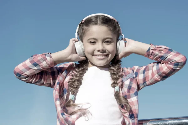 真の幸せ。小さな音楽ファン。幸せな小さな女の子。小さな女の子の音楽の屋外に耳を傾ける。幸せな子供はヘッドフォンを着用します。音楽を生かす — ストック写真