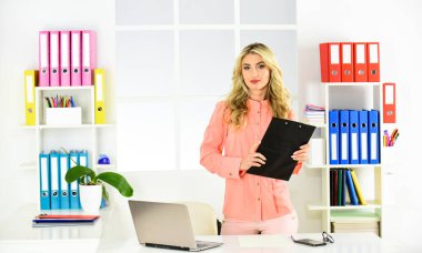 Sigortacı yardım etmeye hazır. Uygun fiyatlı bir sigorta sigortası bul. İş kurmak için büyük bir istek. Bağımsız sigorta acentesi. Ofiste çalışan güzel bir kadın. Hükümet için çalışıyorum.