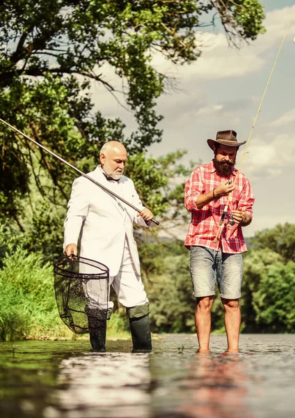 Freunde angeln. Angeln als Urlaub. Fischer im formellen Anzug. Erfolgreicher Fang. Eleganter bärtiger Mann und brutaler Hipster. Perfektes Wochenende. Hobby und Erholung. Familientag. Sommerferien — Stockfoto