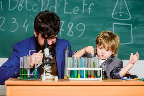 Mein Vater ist Wissenschaftler. Lehrer bärtigen Mann Vater und Kind Reagenzgläser. Gemeinsam Chemie studieren. Nur Jungen. Persönliches Beispiel. Wissenstag. Chemische Experimente. Vater in allem folgen — Stockfoto