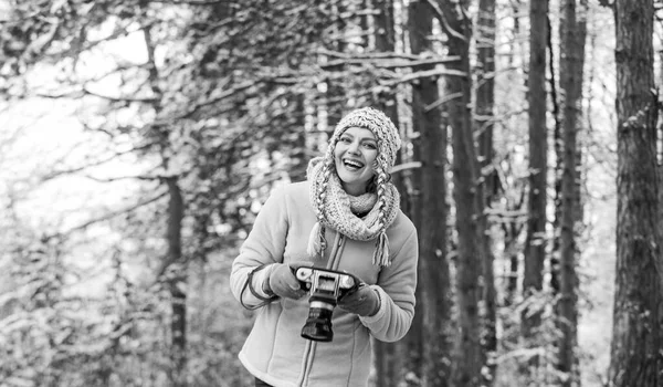 Curieuse beauté. faire une photo de la nature hivernale enneigée. temps froid et beau. heureux randonneur fille caméra rétro. photographe professionnel paysage d'hiver. femme tenir appareil photo — Photo