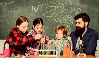 Mikroskop altında yaşam. Mutlu çocuk öğretmenim. Okula dönüyorum. Laboratuvarda kimyasallarla ya da mikroskopla deney yapmak. Biyoloji eğitimi. Mikroskop. Biyoloji okulu laboratuvar ekipmanları