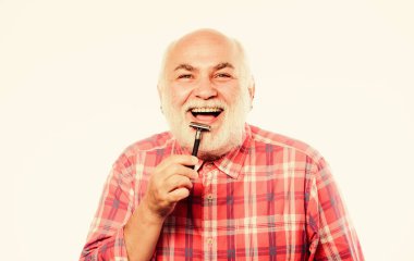 Sakal tıraşı. Berber antika ekipmanları. Berber salonu. Büyüyen sakal. Berber dükkanı konsepti. Keskin bir bıçak. Pürüzsüz, temiz ten. Sakallı yakışıklı berber, tıraş aletini dikkatli kullan.