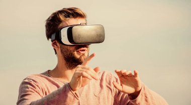 Dijital yüzey ile etkileşim. Jest kontrolü. 3 boyutlu görselleştirme. VR iletişimi. Adam VR gökyüzü geçmişini araştırıyor. VR teknolojisi ve gelecek. Heyecan verici izlenimler. Oyun ve eğlence