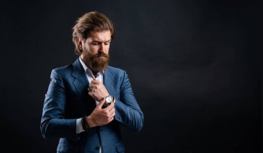 Yakışıklı adam ofis kıyafeti giyer. Erkek güzellik ve moda. Mükemmel sakallı ve bıyıklı acımasız bir iş adamı. Yelek giyen gerçek patron. Olgun sakallı adam. Güven ve karizma. Boşluğu kopyala