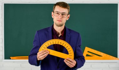 Geometri favori konusu. Erkek öğretmen açıölçer tutuyor. Eğitim ve okul konsepti. Kök okul disiplini. Matematik ve insanlar kavramı. Tahtadaki adam. Okula geri dön.