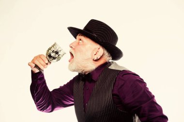 Barmen garip kokteyllerden hoşlanır. Cesur adam için nefis bir kokteyl. Sakallı yaşlı adam içinde örümcek olan şarap kadehini tutuyor. Olağanüstü bir yaşam tarzı. Egzotik yemekler. Gerçek örümceklerle kokteyl. Alkol, içki ve bar.