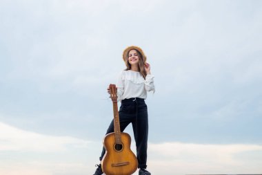 Gitarım. Akustik telli çocuk. Partide iyi eğlenceler. Gitarist ya da gitarist. Gitarlı mutlu bir şarkıcı. Gitar çalan kız. Müzik okulu konsepti. Country müziği. Müzik benim hayatım.