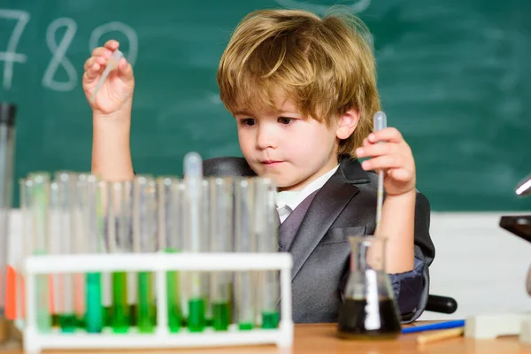 Çocuk kimya okuyor. Biyoteknoloji ve eczane. Dahi öğrenci. Bilim konsepti. Harika çocuk kimya deneyleri yapıyor. Erkek test tüpleri renkli sıvılar kimya sınıfı. Kimyasal analiz. — Stok fotoğraf