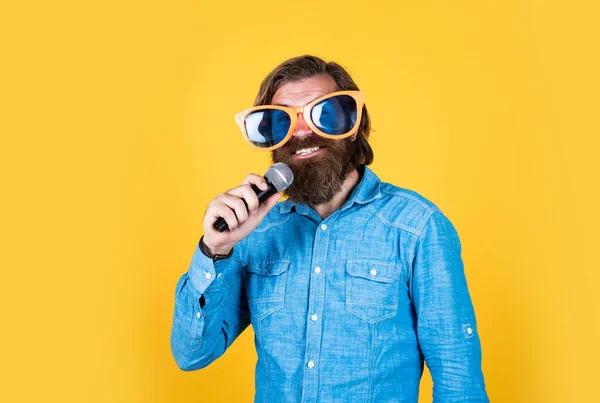 La vita è una canzone. concetto di musica. avere una buona vacanza. Divertiti alla festa. cantante maschile che canta canzoni in microfono. festeggiare l'anniversario. Un festaiolo. hipster uomo con barba indossando occhiali — Foto Stock