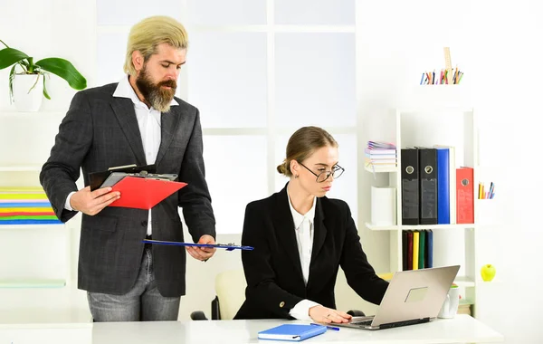 Subordinación y trabajo en equipo. Informe de negocios. Negocios exitosos. Director gerente jefe hombre y mujer. Pareja de negocios trabajando. Un par de trabajos en la oficina. Compañeros de comunicación. Consulta jurídica — Foto de Stock