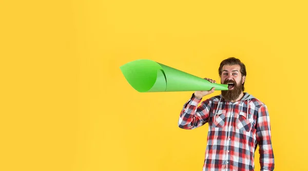 Mature fou fou pose avec mégaphone. concept d'annonce. Arrête de te taire. hipster hurlant dans le mégaphone Activiste parle au rassemblement. Faites-le entendre. oratoire et rhétorique — Photo