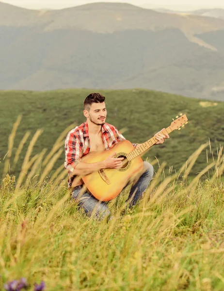 Ακουστική μουσική. Άντρας με κιθάρα στην κορυφή του βουνού. Θερινό φεστιβάλ μουσικής σε εξωτερικούς χώρους. Παίζοντας μουσική. Ο ήχος της ελευθερίας. Εμπνευσμένος μουσικός παίζει ροκ μπαλάντα. Συνθέστε μελωδία. Εμπνευσμένο περιβάλλον — Φωτογραφία Αρχείου