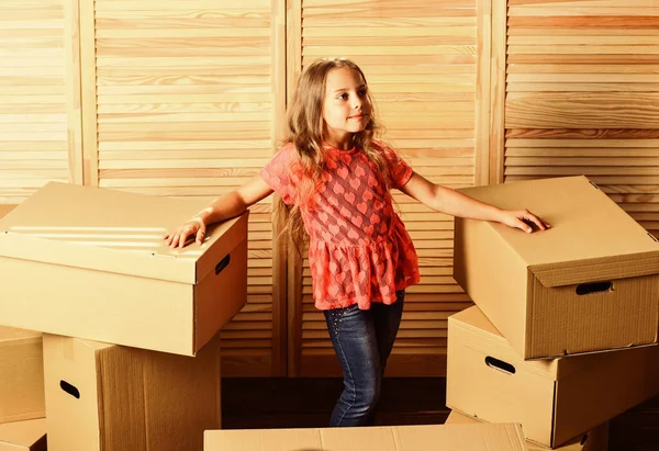 배달 서비스. 상자 상자와 저장 장치. 어린 자녀는 다른 곳으로 옮길 준비를 한다. 가족과 떨어져 지내는 것은 흥미 로울 수있지만, 아이들에게 스트레스가 될 수도 있습니다. 소녀는 박스 배경을 재배치 합니다. 대치하는 개념 — 스톡 사진