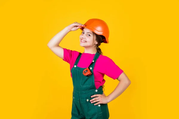 Hello. Little girl using a measuring tape. construction worker with tape measure. Cute kid as a construction worker. kid repairing home. happy childhood. self-retracting metal tape measure — Stock Photo, Image