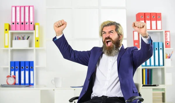 Sigan adelante. hombre de confianza gerente en el lugar de trabajo. Jefe varón maduro. hombre de negocios expresar la felicidad. empresario feliz en la oficina moderna. éxito empresarial. exitoso ceo barbudo en chaqueta — Foto de Stock