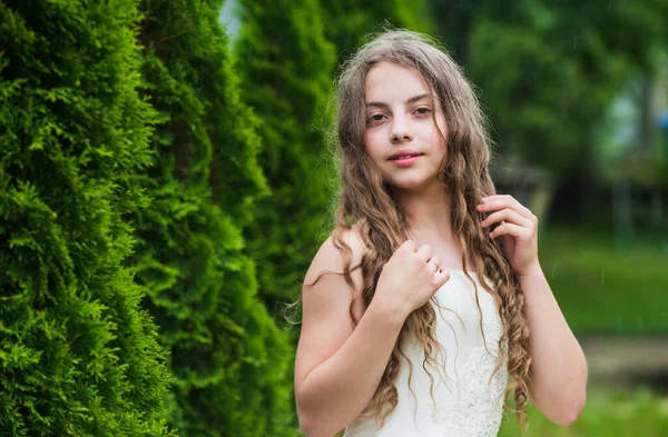 Menina bonita cabelo encaracolado longo vestindo vestido branco, ternura e conceito de juventude — Fotografia de Stock