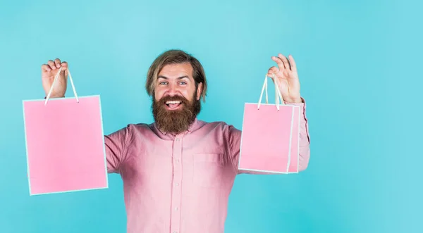 Shopping dans le centre commercial. joyeux hipster brutal tenir cadeau. sac à provisions en papier. surprise d'anniversaire à la fête. homme avec paquet. préparer pour les vacances. meilleure offre de vente. homme barbu heureux avec sac cadeau — Photo