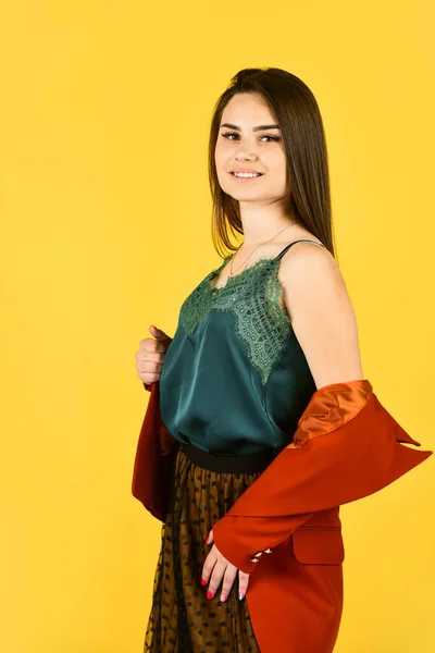 Meisje mode model teder kant blouse naakt schouders, vrouwelijke schoonheid concept — Stockfoto