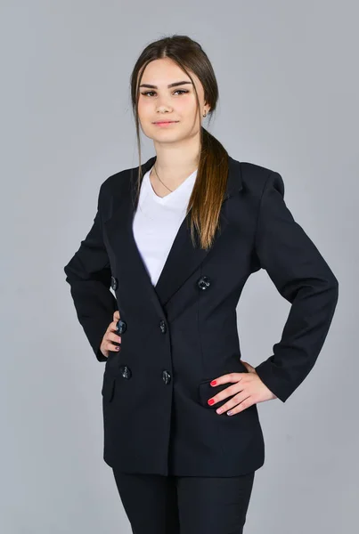 Κορίτσι φορούν μαύρο επίσημο κοστούμι επαγγελματική στολή, κολέγιο ιδέα φοιτητής — Φωτογραφία Αρχείου