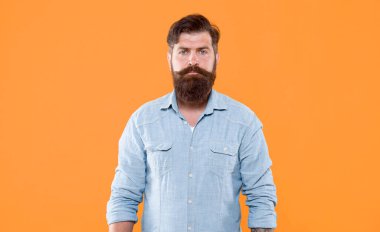 Kendi tarzında. Ciddi turuncu bir geçmişi var. Sıradan kot giyen sakallı adam. Erkek giyim mağazası. Beyaz adam bıyıklı ve sakallı. Vahşi bir adamın hippi görünüşü. Berber Dükkanı