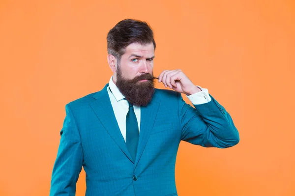 Inversionista exitoso y carismático. concepto de liderazgo. negocios ágiles. hombre de negocios corredor de traje formal. guapo barbudo agente de seguros. moda de belleza masculina. Cultivo y mantenimiento del bigote —  Fotos de Stock