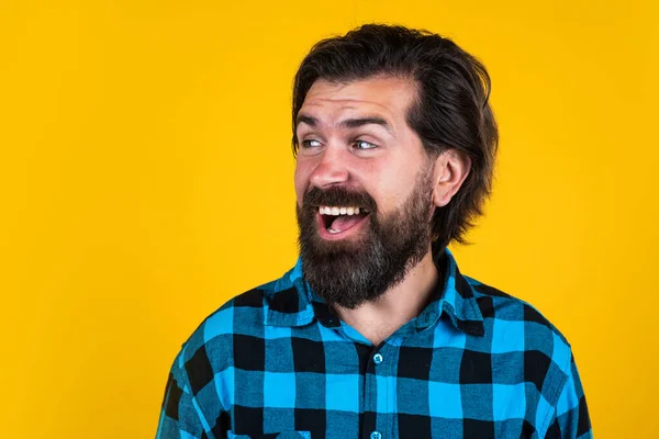 Um tipo brutal com cara emocional. look de moda masculina casual. Hipster bonito feliz. Barbearia. Homem maduro tem bigode. barbudo homem em xadrez camisa — Fotografia de Stock