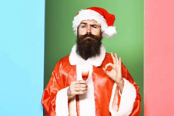 Sérieux barbu santa claus homme sur coloré studio backgroun — Photo