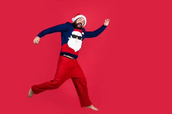 Pria berjenggot bahagia dengan kostum Santa Claus merah berjalan dan merasakan kebahagiaan tentang penjualan belanja natal, belanja tahun baru — Stok Foto