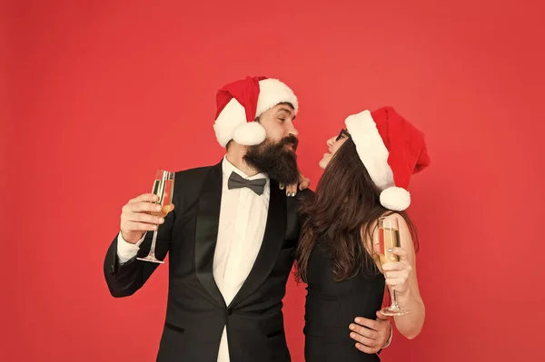 Spumante. Festa in ufficio. Cerimonia di visita evento festa. Un paio di party aziendali pronti. Festeggiamenti ufficiali. Felice anno nuovo. Barbuto signore indossare abito elegante ragazza smoking. Buon Natale a tutti. — Foto Stock