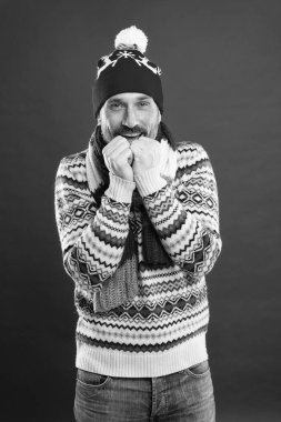 Sıcaklık sıfırın altında. Soğuk hava akımları. Kış erkek moda koleksiyonu. Kış görünümlü olgun bir adam. Noel tatili zamanı. Yeni yıl havasına girdim. Donmuş sakallı adam kırmızı arka plan