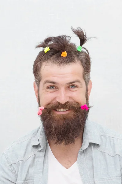 Sou o meu próprio estilista. Retrato engraçado de homem com penteado engraçado. Barbearia e cabeleireiro. Feliz Dia dos Pais. Conceito cómico. Penteado infantil hipster emocional. Adulto engraçado. Salão de cabeleireiro — Fotografia de Stock