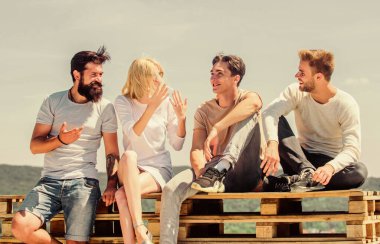 Dört kişilik bir grup. İzin günü için harika bir yer. En iyi arkadaşlar. Yaz tatili. Çeşitli gençler birlikte konuşuyor. Sıradan giyinmiş bir grup insan. Mutlu erkekler ve kızlar rahatlayın. İyi fikir.