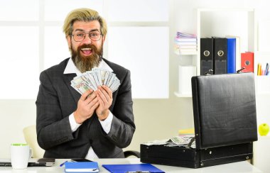 Nakit ciro. Vergi ödemesi. Şirketin gelir dolandırıcılığı. Nakit parası olan bir iş adamı. Banka hesabı. Kredi ve nakit konsepti. Finansal danışmanlık. Mali müşavir. Şirket finansmanı. Ekonomi kavramı