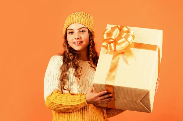 Un regalo generoso. Idea de celebración de cumpleaños. Tradición de cumpleaños. Niña de moda usar sombrero de punto y suéter. Sorpresa de cumpleaños. Concepto de intriga. Bastante adolescente maquillaje cara rizado peinado — Foto de Stock