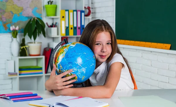 Стильна школярка вивчає домашнє завдання під час уроку онлайн-освіта концепція, географія — стокове фото