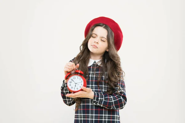 Preparar despertador. Criança menina segurar relógio vermelho. Está na hora. Sempre a horas. Nunca é tarde demais. Defina seu próprio ritmo de vida. Conceito de happy hours. Programação e timing. Menina com despertador — Fotografia de Stock